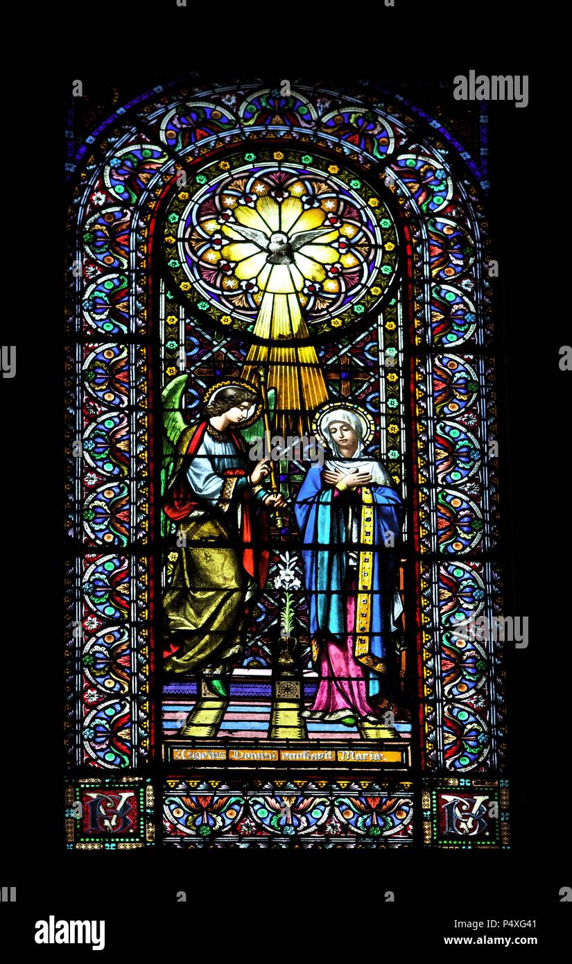 Glasmalerei-Fenster Darstellung der Verkündigung. Kloster Montserrat. Katalonien. Spanien. Stockfoto