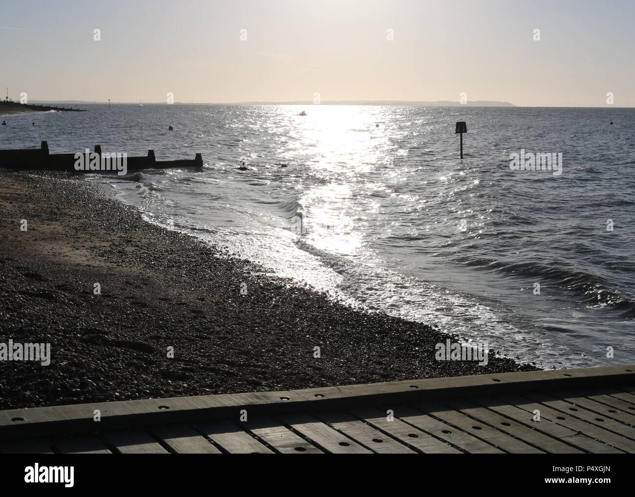 Buhnen am Strand Whitstable, Kent Stockfoto