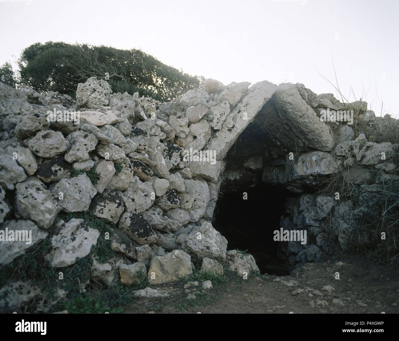 ARTE PREHISTORICO-EDAD METALES. EDAD DEL BRONCE. YACIMIENTO ARQUEOLOGICO DE TORRE PUNTA TRENCADA. CUEVA KÜNSTLICHE DE ENTERRAMIENTO. CULTURA MEGALITICA. Alrededores de Ciutadella. MENORCA. Islas Baleares. España. Stockfoto