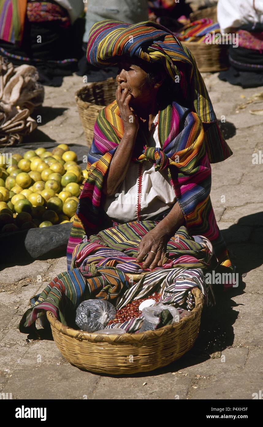 Mujer Bürgermeister en un puesto del Mercado de Nahula. Guatemala. Stockfoto