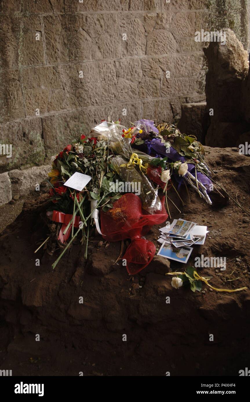Italien. Rom. Altar, der die Stelle, wo Julius Cäsar im Tempel des Göttlichen Julius eingeäschert wurde erinnert. Blumen. Detail. Stockfoto