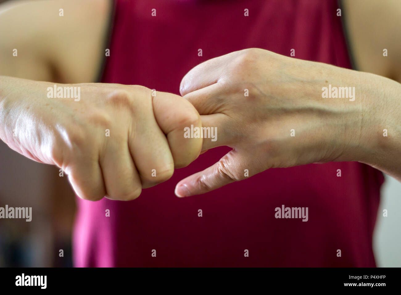 Ältere Frau ihre Knöchel knacken Stockfoto