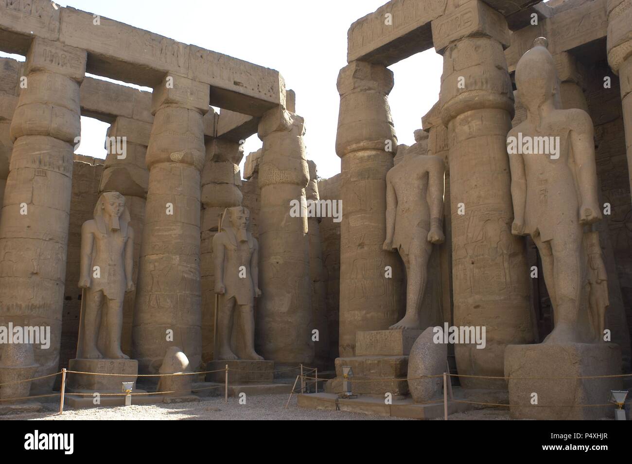 Ägypten. Tempel von Luxor. Erster Hof, bekannt als Ramses II. Neuen Reiches. Theben. Stockfoto