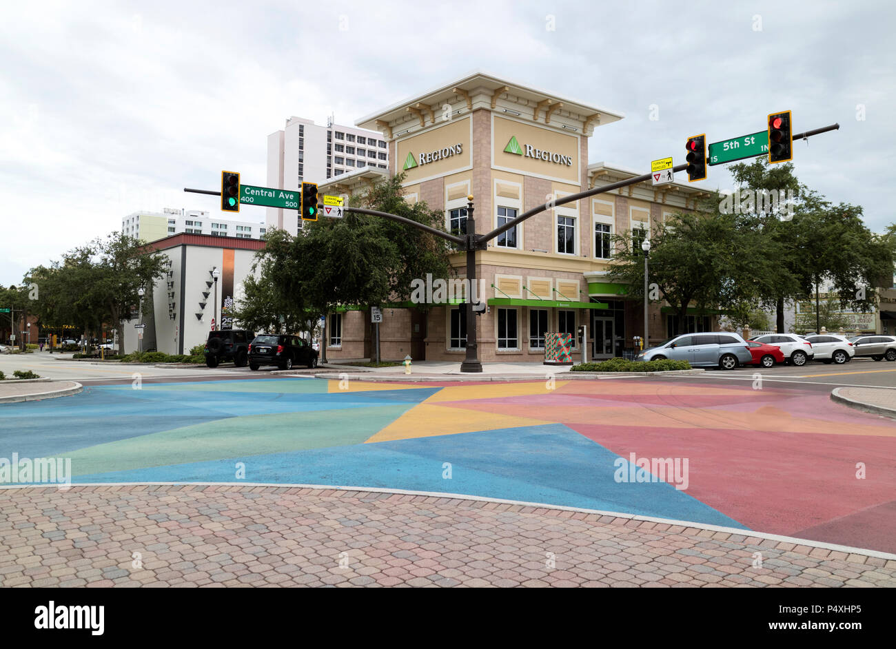 St. Petersburg, Florida, USA, ein Zweig der Regionen Bank mit Blick auf eine bunt bemalte Highway der Innenstadt von St. Petersburg, FL, USA Stockfoto St. Petersburg, Florida, USA, ein Zweig der Regionen Bank mit Blick auf eine bunt bemalte Highway der Innenstadt von St. Petersburg, FL, USA Stockfoto