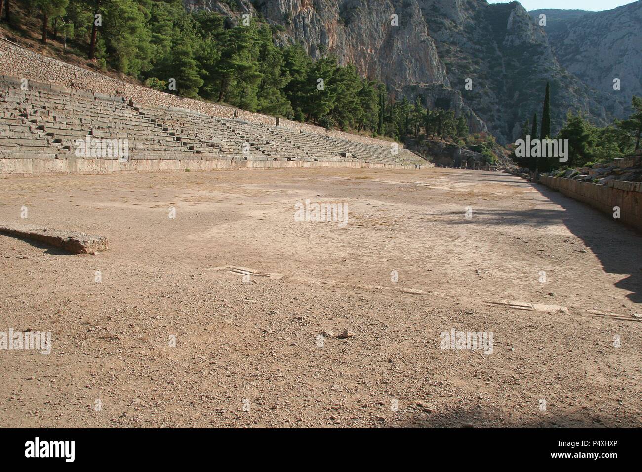 Griechische Kunst. Delphi. Archäologische Seite im vallery von phocis. Heiligtum der delphischen Orakel der guten Apollo. Blick auf die Berge - top Stadium, für die Pythischen Spiele verwendet. Zentral Griechenland Region. Griechenland. Europa. Stockfoto