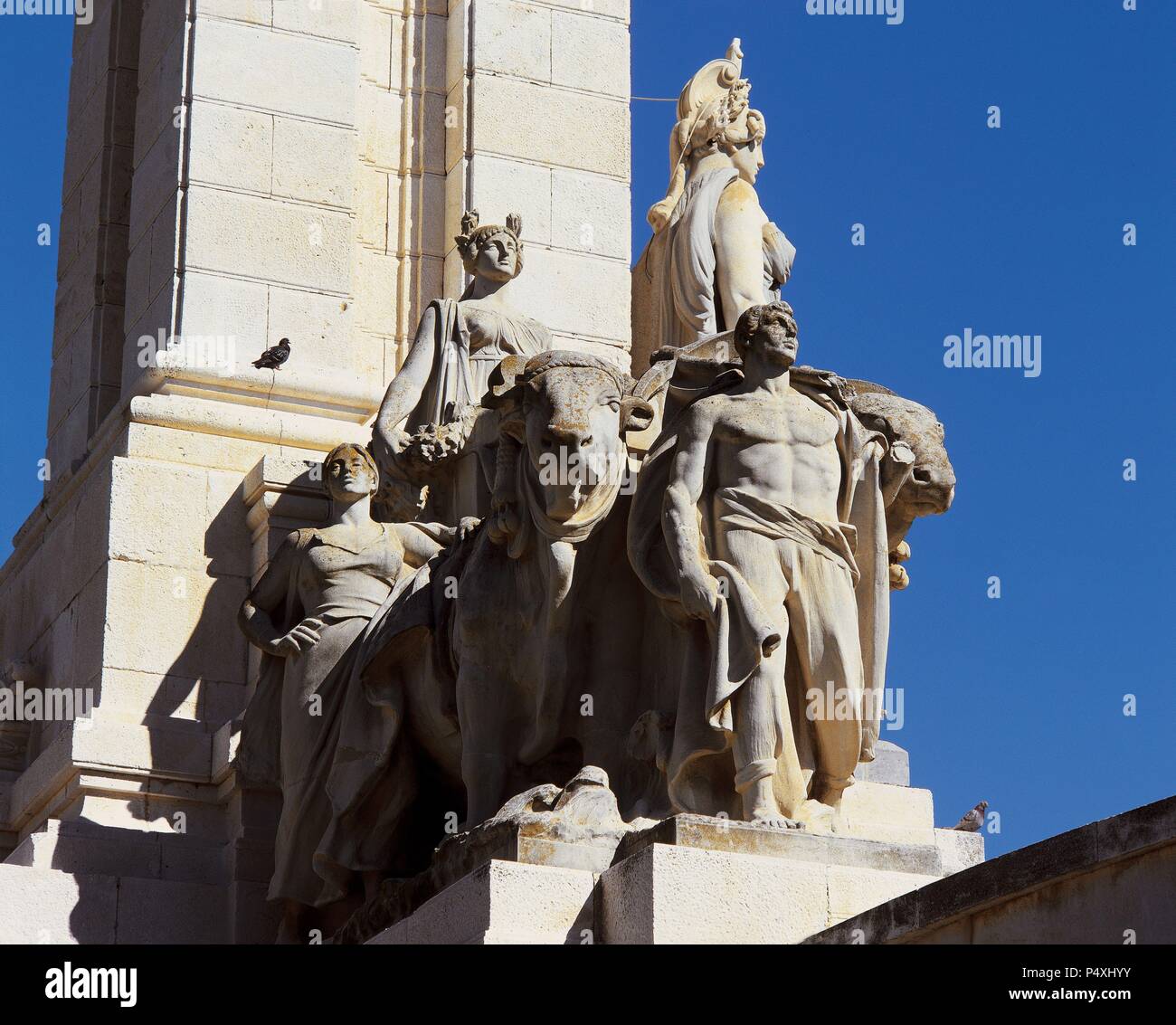MONUMENTO A LAS CORTES LIBERALES, Obra de Aniceto Marinas. Las mejores de las esculturas de Uno de los Lados del Sockel. CADIZ. Andalusien. España. Stockfoto