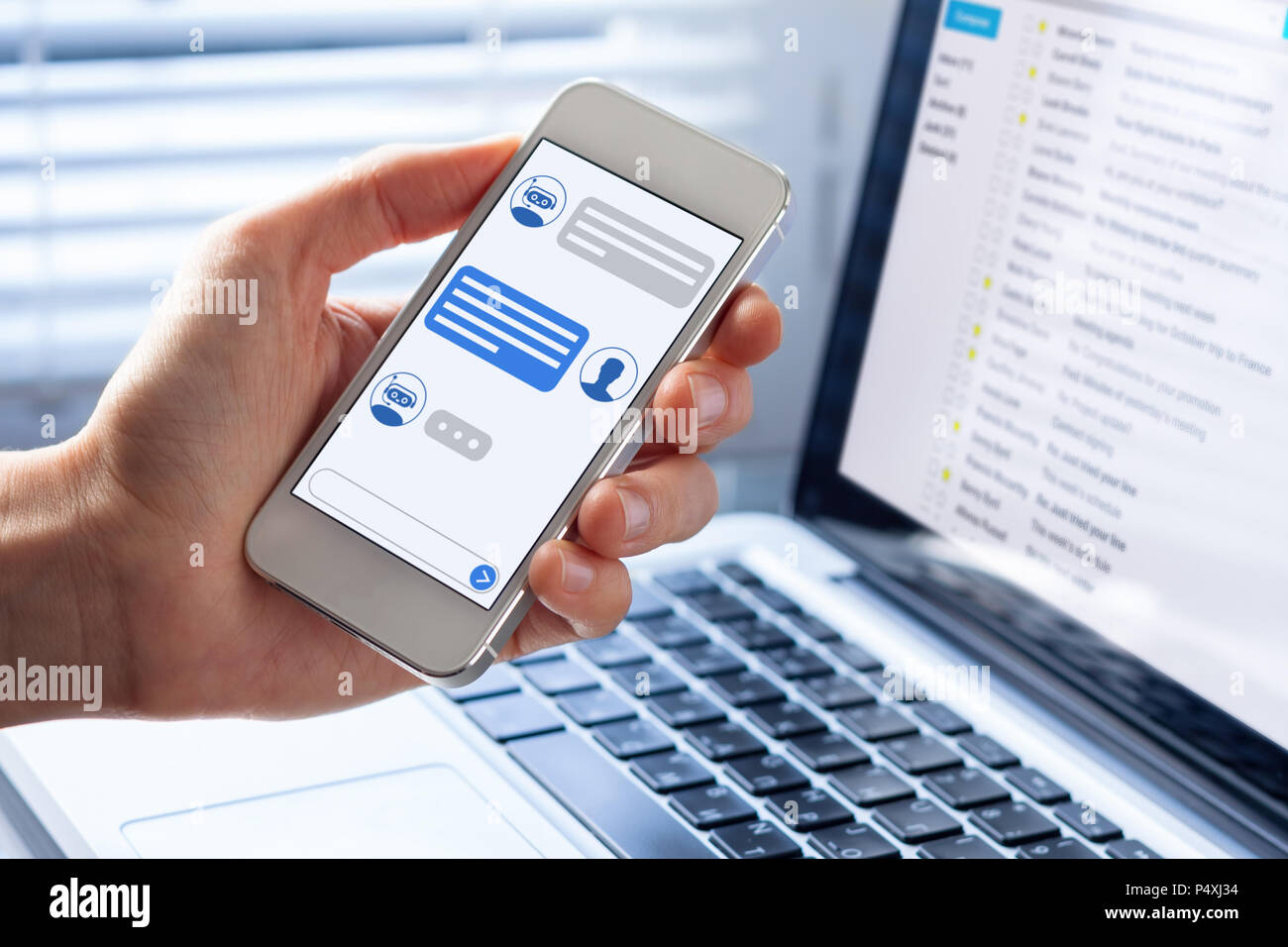 Chatbot Konversation auf dem Bildschirm des Smartphones app Interface mit künstlicher Intelligenz Technologie Bereitstellung virtueller Assistent Customer Support und Infor Stockfoto