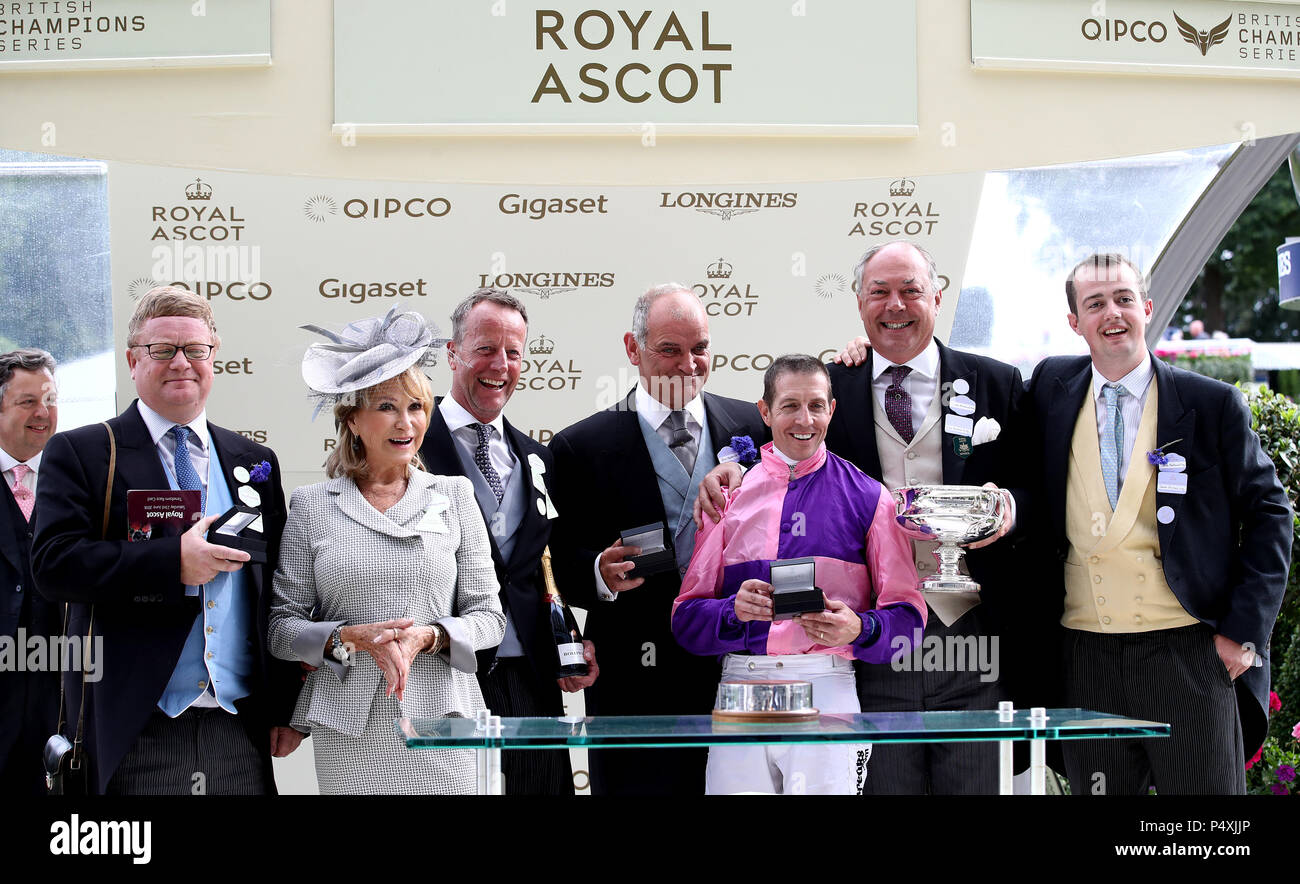 Inhaber David Erwin (von links nach rechts), Felicity Kendal, Inhaber John Woodman, Trainer Brian Meehan, Jockey Jim Crowley, Inhaber Giles und Jack Morland Morland feiern mit der Trophäe, nachdem Bacchus gewinnt die Wokingham Stakes während des Tages fünf von Royal Ascot Hotel in Ascot Pferderennbahn. Stockfoto