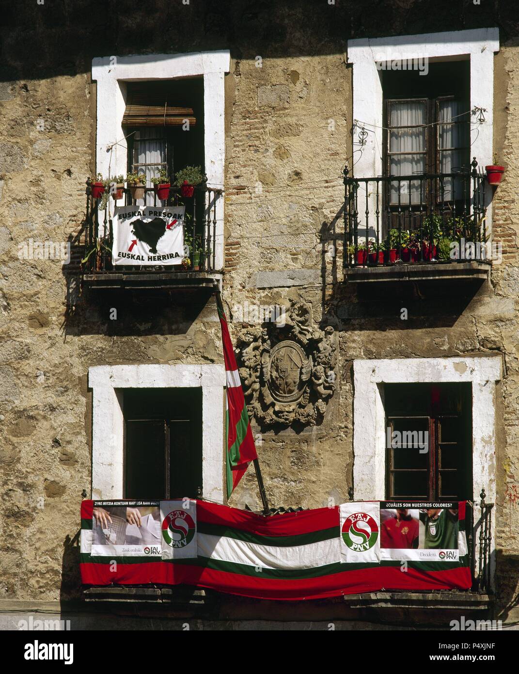 Spanien. Baskenland. Markina. Wahlen, 12. März 2000. Poster Baskischen Nationalistischen Partei (PNV) und Flagge. Balkon. Markina. Stockfoto
