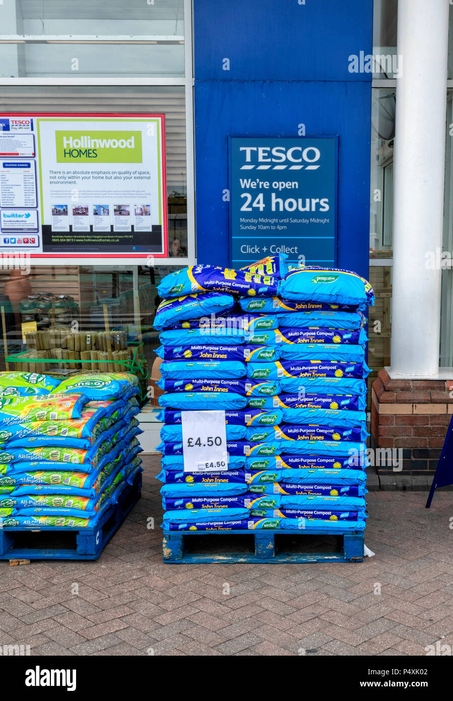 Taschen von John Innes Topferde umsetzen auf einer Palette außerhalb eines Tesco Supermarkt Stockfoto