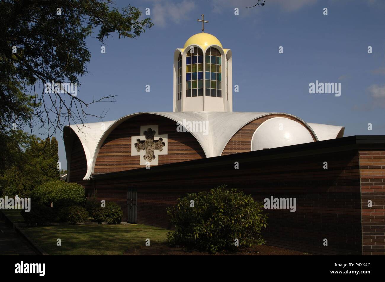 Ein DEMETRIOS'. Iglesia cristiana ortodoxa griega, construída a mediados Del Siglo XX por el arquitecto Paul Thiry. Vista parcial del Exterior. Seattle. Estado de Washington. Estados Unidos. Stockfoto