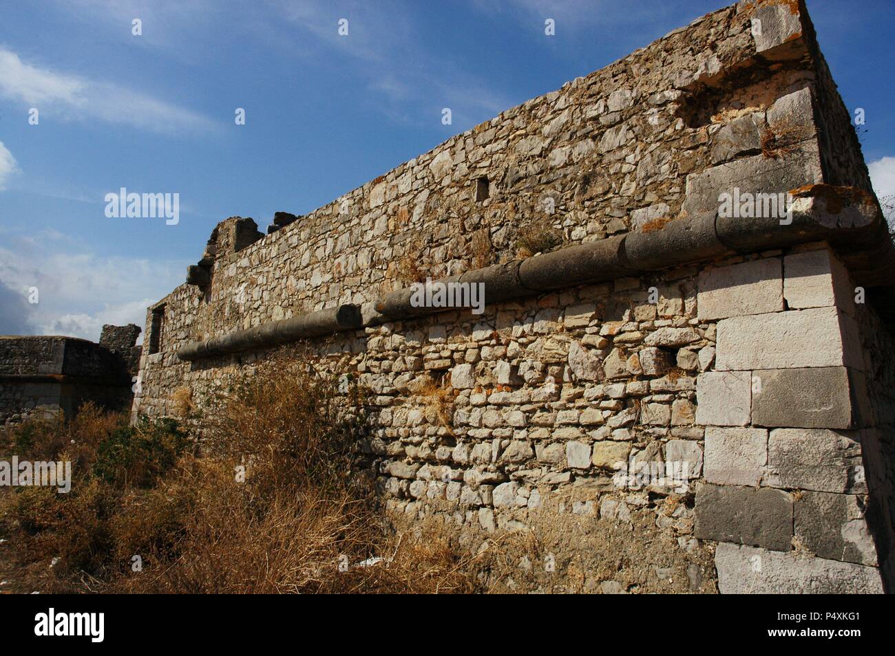 Mittelalterliche Burg, die von den Arabern und umgebaut von König Dinis (13. Jahrhundert). Alto de Santa Maria. Tavira. Algarve. Portugal. Stockfoto