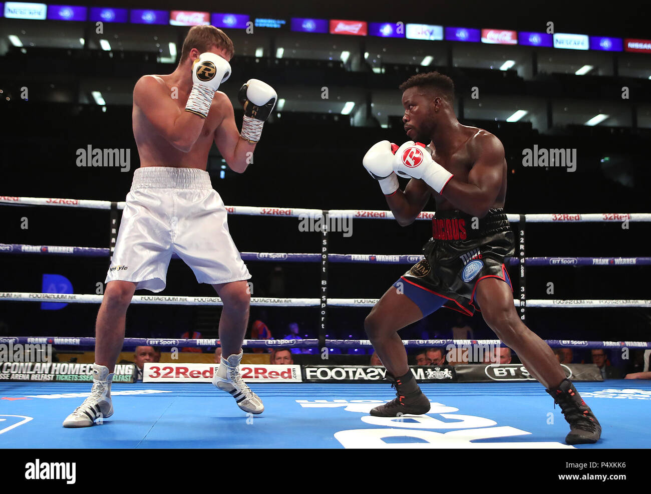 Raymond Sniedze (links) und Darryl Williams in der Internationalen Super-Middleweight Wettbewerb an der O2, London. Stockfoto