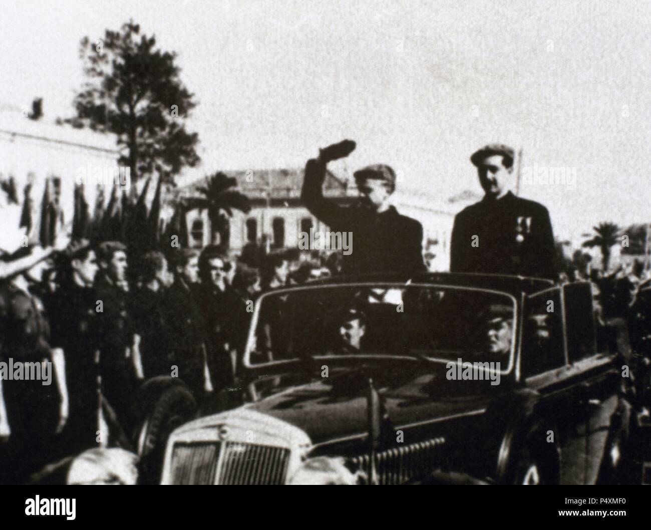 HISTORIA DE ESPAÑA. Therapieschema DE FRANCO (1939-1975). Concentración de 200.000 Angemeldet bleiben de las JUVENTUDES FALANGISTAS, reunidos en Valencia (abril de 1940). SERRANO SUÑER saludando de Pie desde el Coche en el Que Pasa revista ein Los jóvenes de Falange. Stockfoto