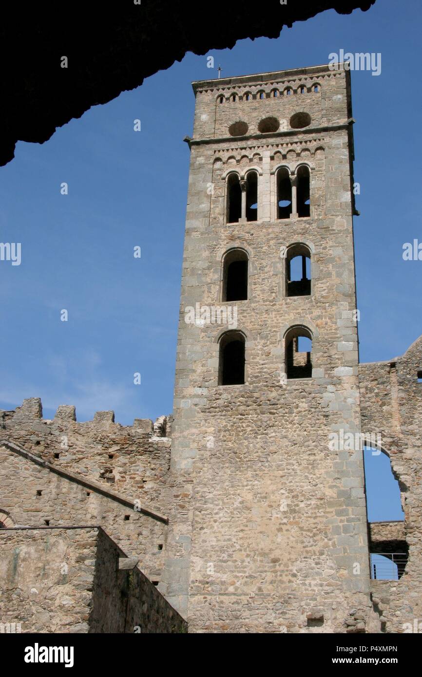 Benediktiner Kloster Sant Pere de Rodes. Um das Jahr 900 gegründet. Das heutige Gebäude stammt aus dem 11. Jahrhundert. Lombard Glockenturm. Katalonien. Spanien. Stockfoto