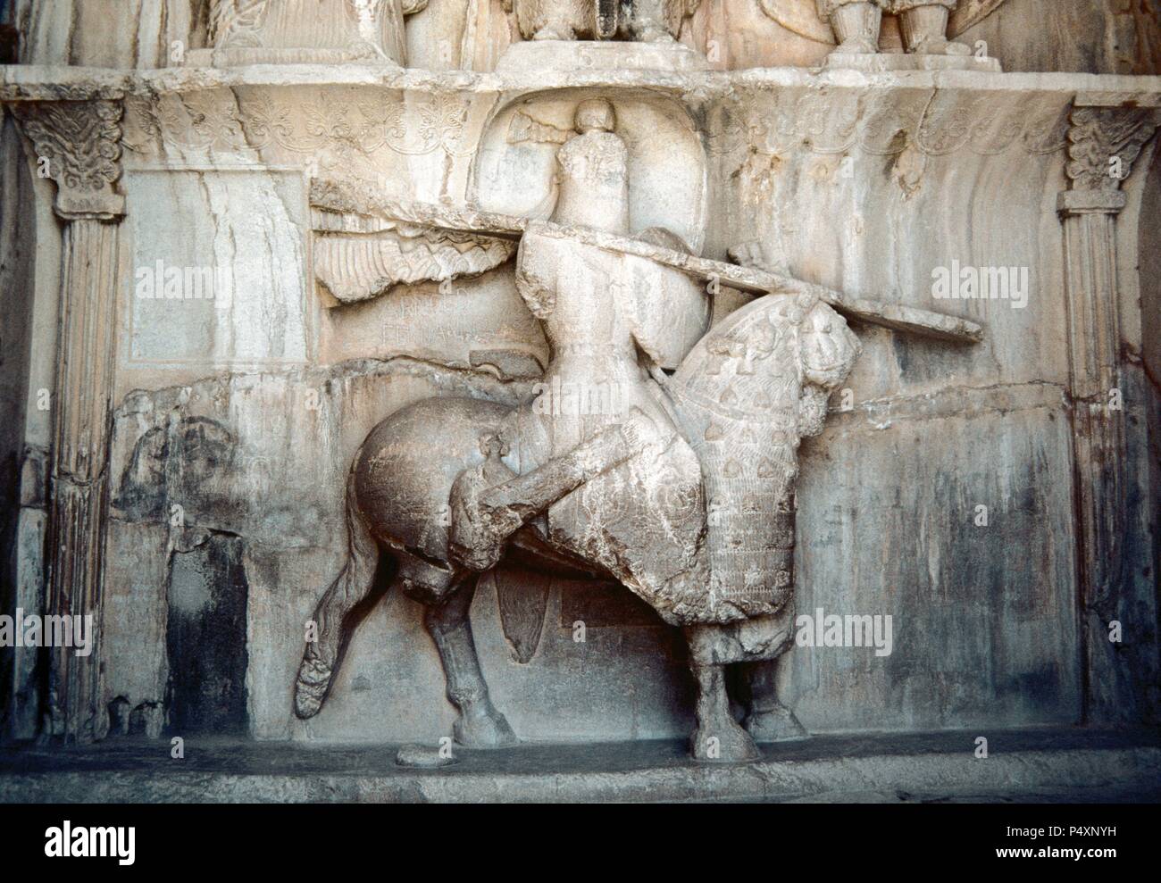 Taq-e Bostan. Großen Bogen in den Garten. Felsreliefs. Sassanidenreich in Persien (Iran). 4. Jahrhundert. Detail einer Abbildung eines Mannes reiten auf ein starkes Pferd. Glauben Sie, dass die Abbildung zeigt Khosrow Parviz über sein Pferd namens Shabdiz. Er war der letzte große König des sassanidischen Reiches, König Khosrow II (regierte 590-628). Die Islamische Republik Iran. Stockfoto