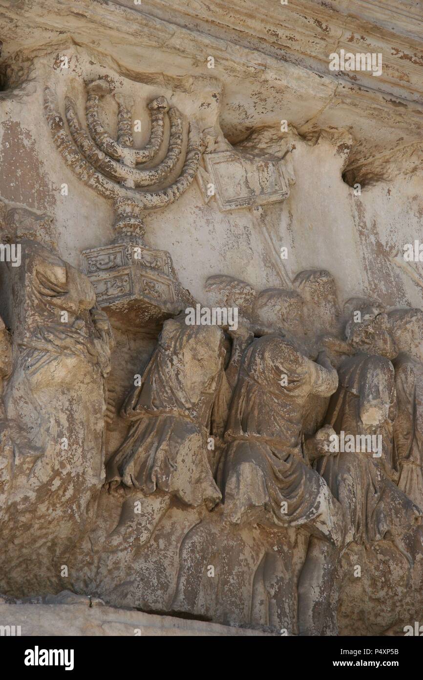 Römische Kunst. Arch von Titus. Triumphbogen, mit einem einzigen gewölbten, befindet sich auf der Via Sacra. Südosten des Forums. Es wurde von Kaiser Domitian im Gedenken an die Eroberung und Plünderung von Jerusalem im Jahre 70 (jüdischer Krieg gebaut). Von den Bogen des Titus, Raub von der Sack von Jerusalem Detail. Rom. Italien. Europa. Stockfoto