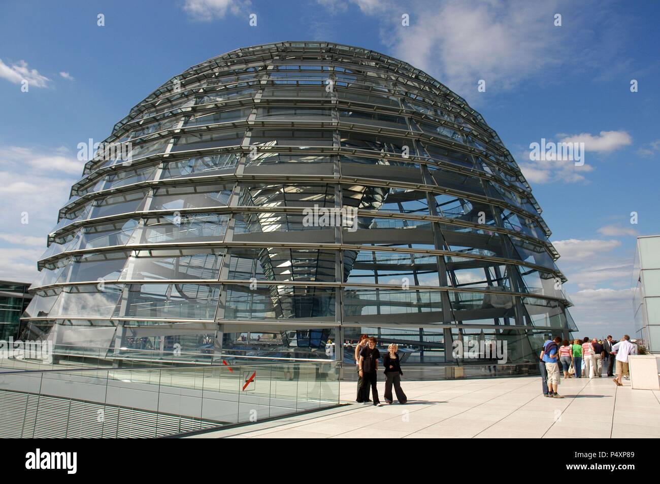 Kuppel des Reichstags, Sitz des Deutschen Bundestages, gestaltet von Norman Foster (b.1935). Von außen. Berlin. Deutschland. Stockfoto