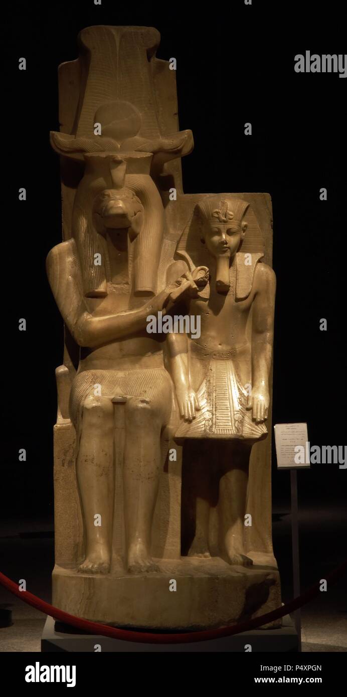 Statue von Amenophis III (Neb-Maat-Ra) und Sobek c. 1390-1352 v. Chr.. Aus Calcit (Ägyptischer Alabaster) geschnitzt. In der Sobek Tempel am Dahamsha gefunden. Sobek ist in einer menschlichen Form mit dem Krokodil Kopf sitzt und seine rechte Hand hält das Ankh, das Leben zu schenken Die jugendliche Amenhotep III. Der König trägt die Nemes Kopfbedeckung, mit der uräus und Royal Bart. 18. Dynastie. Neuen Reich. Luxor Museum. Ägypten. Stockfoto