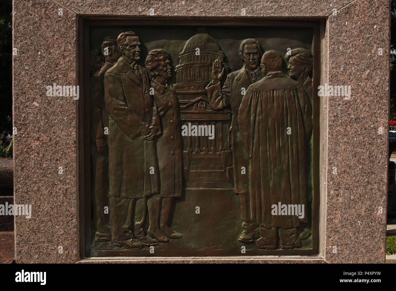 BUSH, George W. (Nr. 1946). Político estadounidense. 43 º Presidente del País. BUSH (HIJO) TOMANDO EN POSESION PRESENCIA DE SUS PADRES (George H.W. BUSH Y BARBARA BUSH). MONUMENTO A George H. W. BUSH en el centro de la Ciudad. HOUSTON. Estado de Texas. Estados Unidos. Stockfoto
