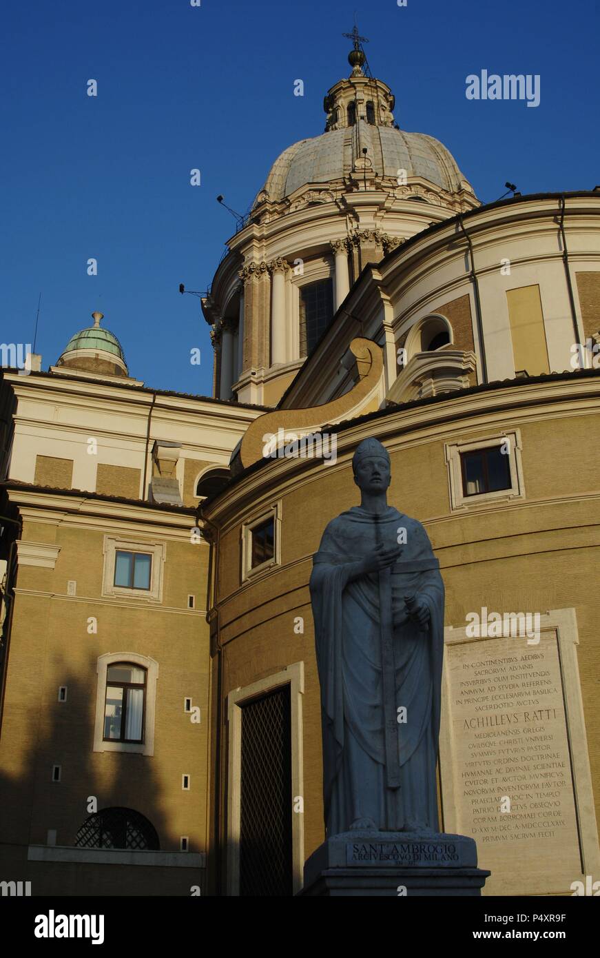 Italien. Rom. Sant'Ambrogio e Carlo Al Corso, In der Regel bekannt als San Carlo Al Corso. Sein Bau wurde zu Ehren der Heiligsprechung der hl. Karl Borromäus im Jahr 1610 begonnen, durch Onorio Longhi (1568-1619) und nach seinem Tod von seinem Sohn Martino Longhi dem Jüngeren (1602-1680). Die Kuppel wurde von Pietro da Cortona ausgelegt (1597-1669) im Jahr 1668. Erstens, eine Statue des Hl. Ambrosius (340-397), Erzbischof von Mailand. Stockfoto