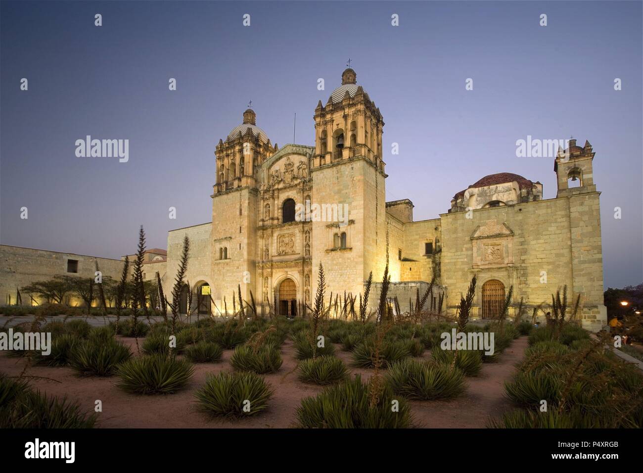 Mexiko. Oaxaca de Juarez. Santo Domingo de Guzman Kirche und Kloster (17. Jahrhundert). Zuerst von allen, Agave Plantage. Stockfoto