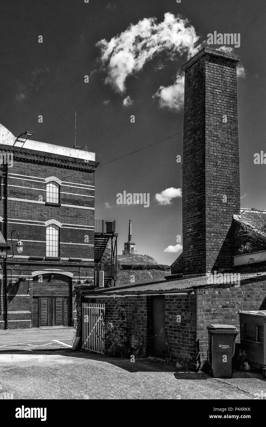 Altes Eisenbahngebäude und Lagerhaus, Canterbury East Station, Dane John Mound, im Hintergrund, Station Road East, Canterbury, Kent Stockfoto