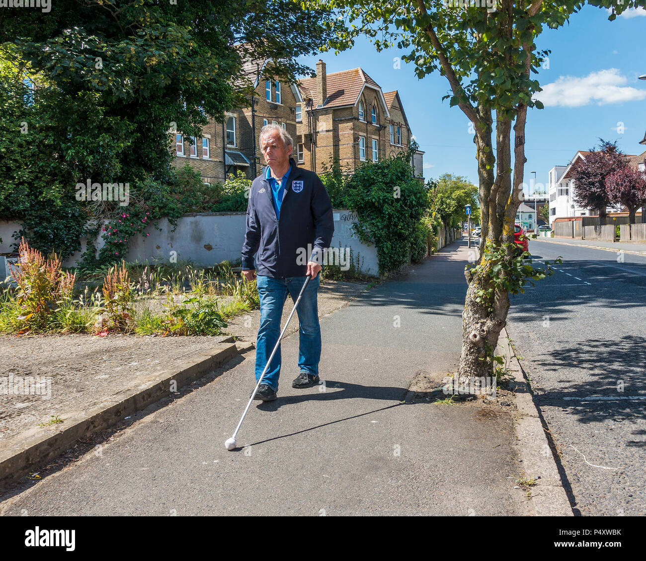 Blind, sehbehindert, Mann, Gehen, Straße, weißer Stock - vom Fotografen nicht bekannt Stockfoto