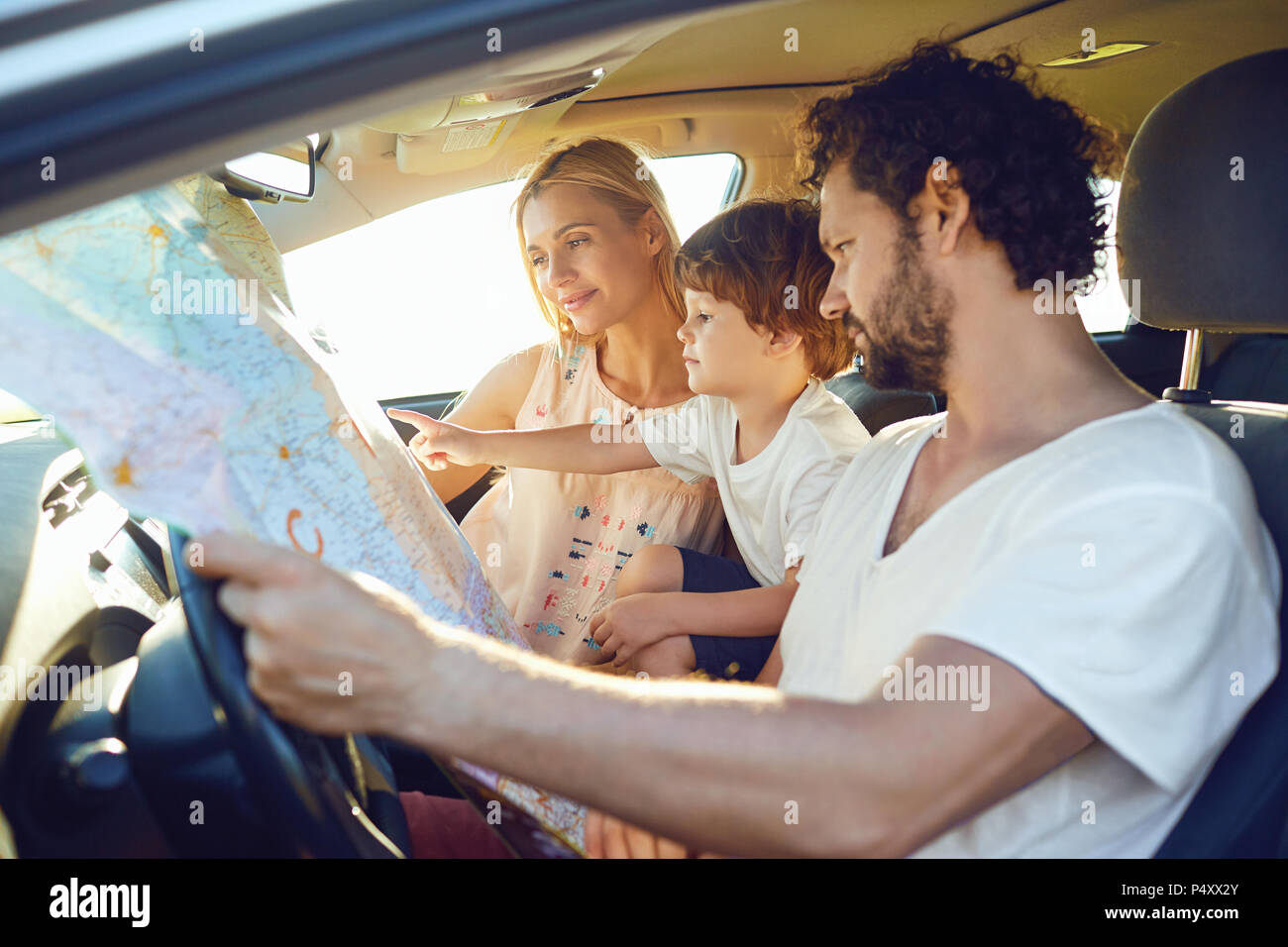 Die Familie fährt mit dem Auto im Sommer Stockfoto