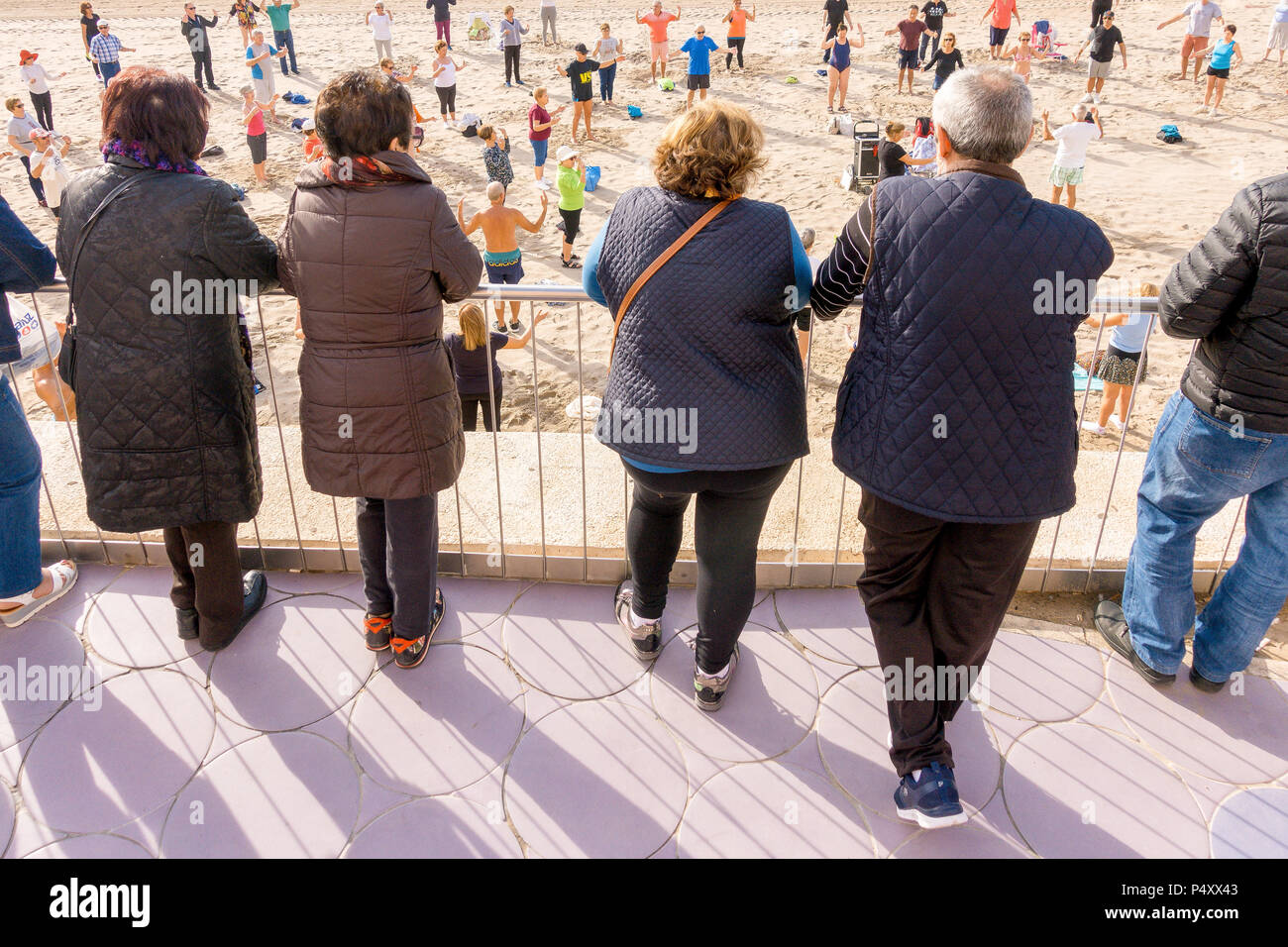 Ältere Menschen sehen wie aktiv Senioren Sport Übungen am Strand in Benidorm, Spanien Stockfoto
