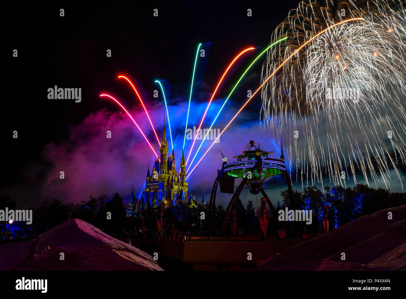 Magic Kingdom Feuerwerk über Cinderella Schloss an der Walt Disney World, Orlando, Florida, USA Stockfoto