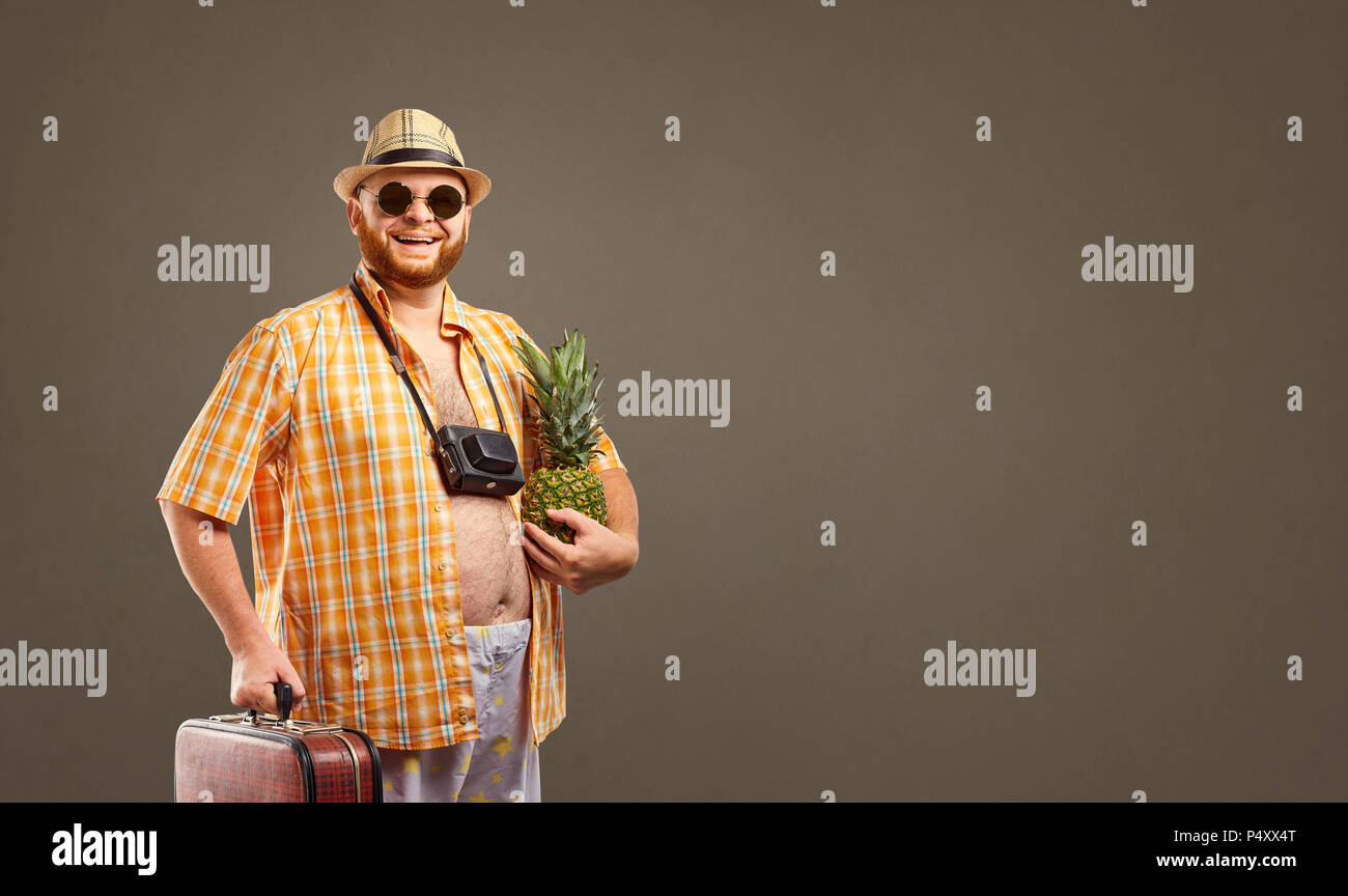 Eine lustige Fett Tourist mit einem Beutel lächelt. Stockfoto