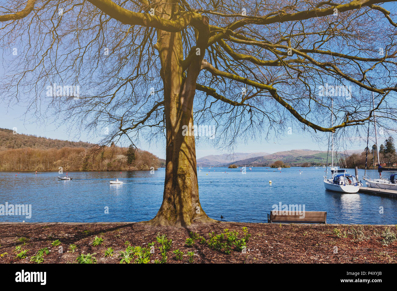 Schöne Bowness Bay von der Bank von Windermere in Bowness-on-Windermere, einer kleinen touristischen Stadt in Lake District, England Stockfoto