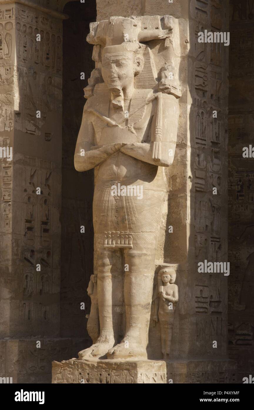 Tempel von Ramses III. Große kolossale Statuen von Ramses III vergöttert als Osiris, an Säulen befestigt. Neuen Reich. (1550-1069 b. C). 20. Dynastie. Theben. Medinet-Habou. Ägypten.. Stockfoto