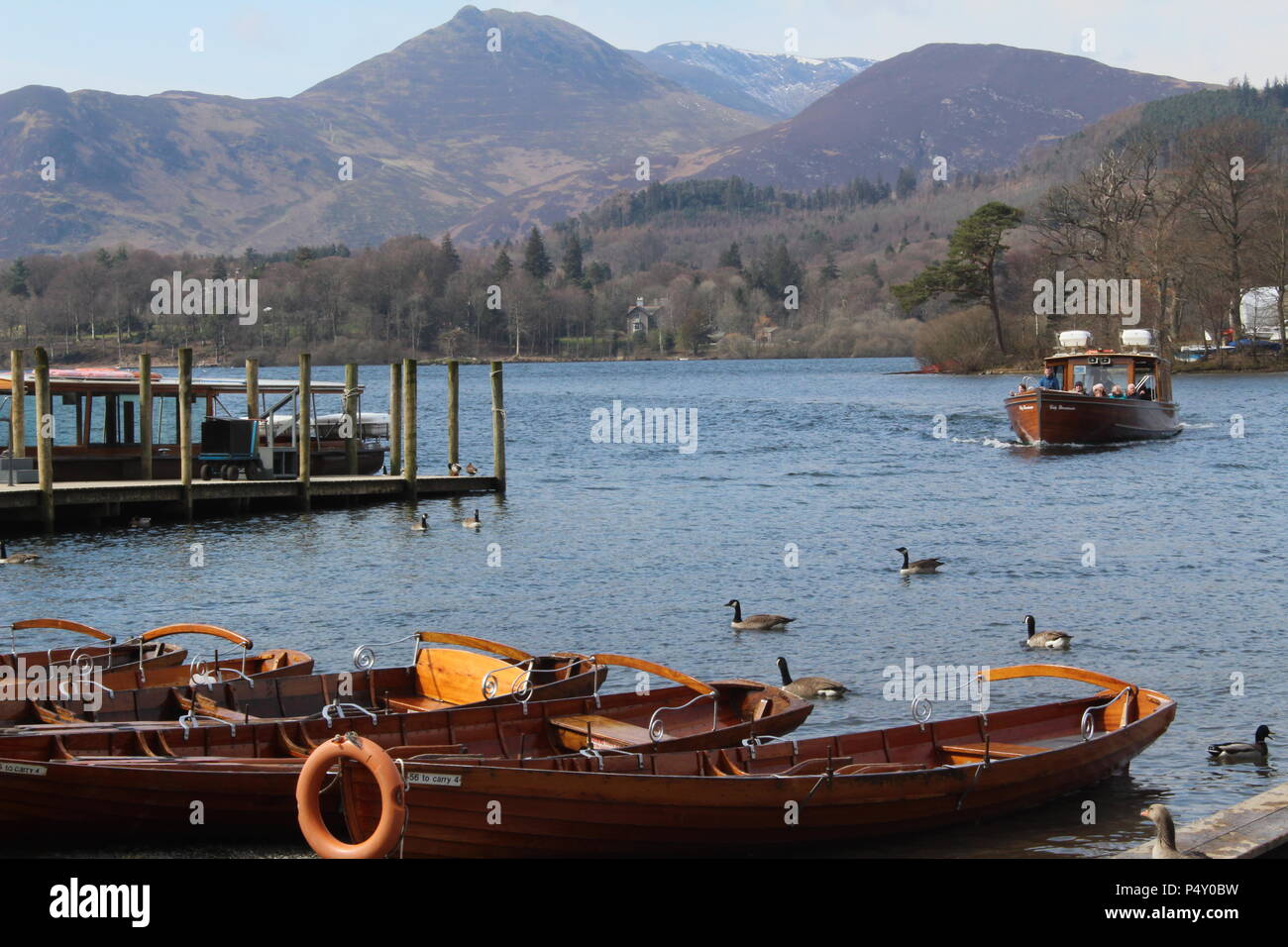 Lady Derwent Water Motor Launch mit Derwent Isle im Hintergrund Cumbria Britain, Großbritannien Stockfoto