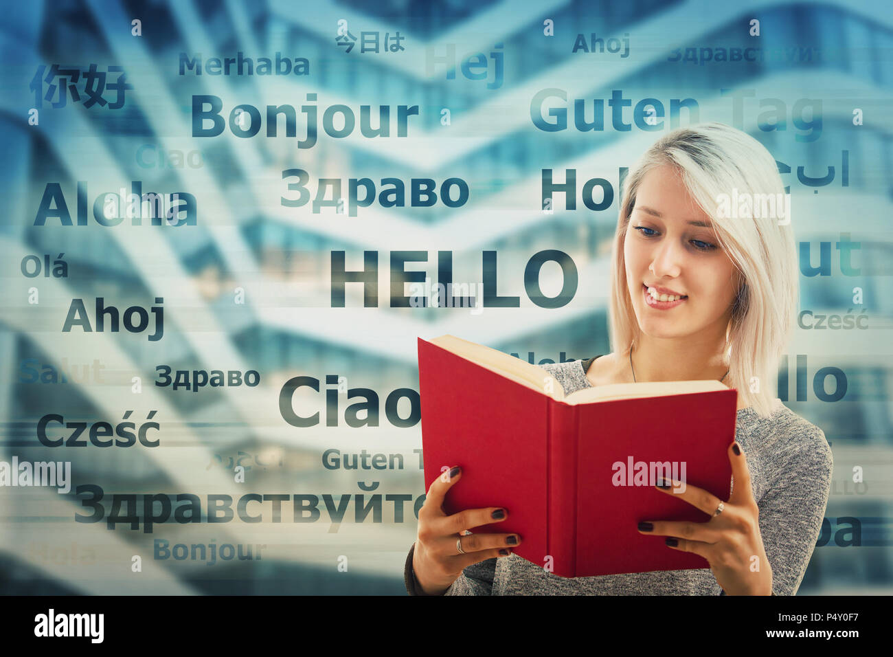 Schüler Mädchen, dass ein Wörterbuch und Wort Hallo in verschiedenen Sprachen auf dem Hintergrund übersetzt. Junge Lehrer lernen und viele sprechen Stockfoto