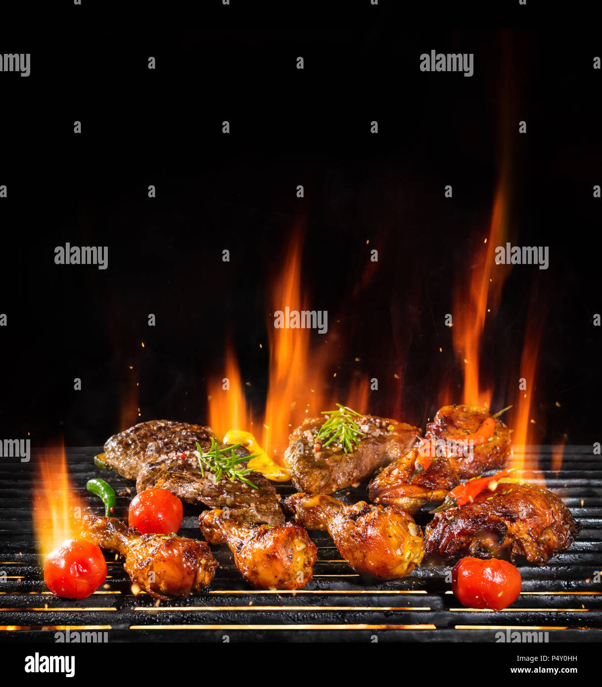 Leckere Stücke Fleisch vom Grill mit Feuer flammen. Auf schwarzem  Hintergrund isoliert. Barbecue und Grillen. Sehr hohe Auflösung  Stockfotografie - Alamy