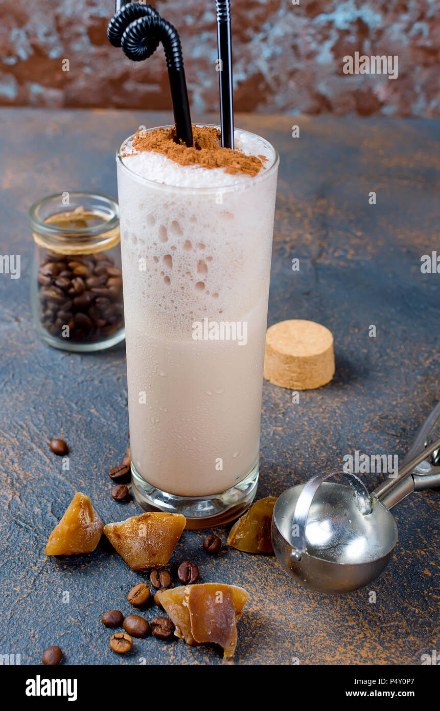 Milch Schokolade Cocktail oder kalten Sahne Kaffee mit Milch und Eis Kakao  bestreuen auf dunklem Hintergrund, kopieren Stockfotografie - Alamy