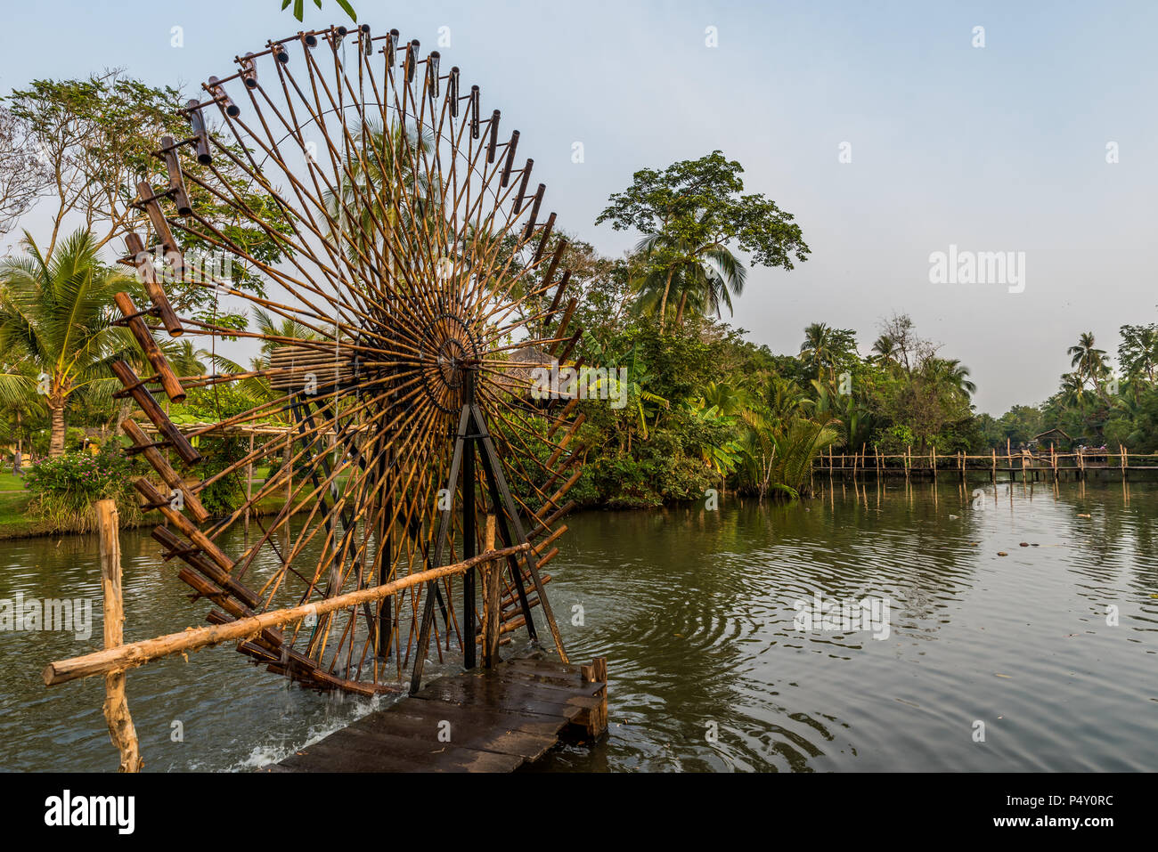 Traditionelle Holz- Boot in einem kleinen Fluss im Mekong Delta Region des südlichen Vietnam Stockfoto