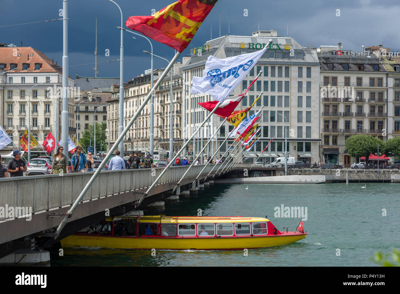 Genf, Schweiz - 06. Juni, 2018: Alle entlang der Mont Blanc Brücke, feste Flag-Träger sind auf beiden Seiten gesäumt. Wenn die Schweizer und Genf Flags sind Stockfoto