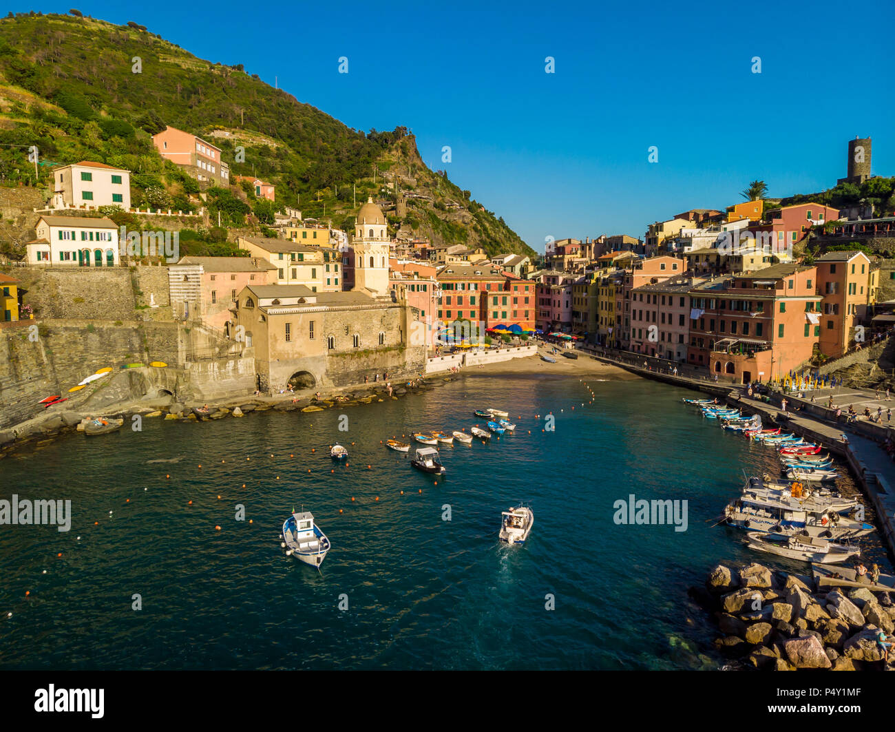 Vernazza - Dorf der Cinque Terre Nationalpark an der italienischen Küste. Der Provinz von La Spezia, Ligurien, im Norden von Italien - Luftbild - Reise Bestimmungen Stockfoto