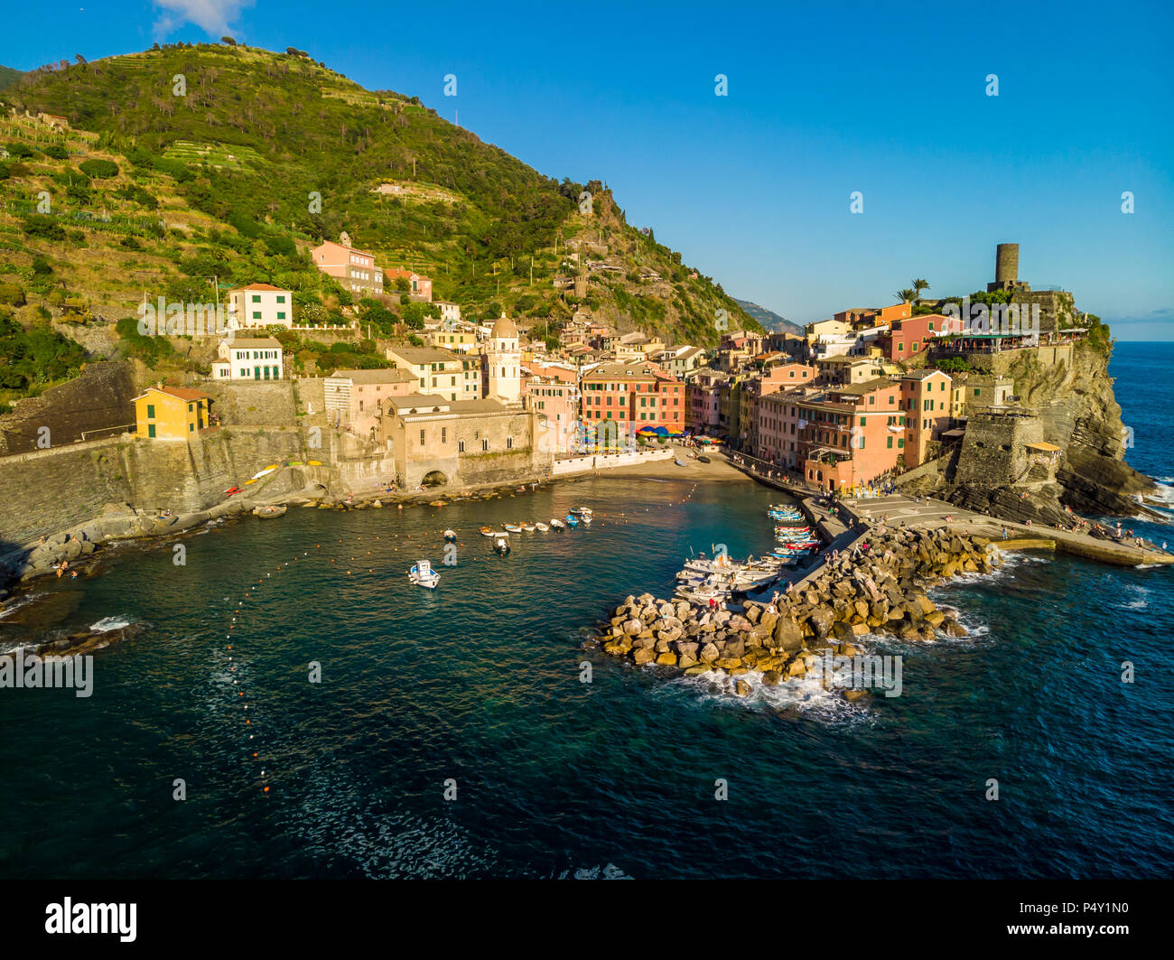 Vernazza - Dorf der Cinque Terre Nationalpark an der italienischen Küste. Der Provinz von La Spezia, Ligurien, im Norden von Italien - Luftbild - Reise Bestimmungen Stockfoto