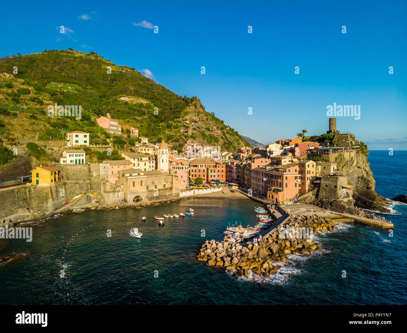 Vernazza - Dorf der Cinque Terre Nationalpark an der italienischen Küste. Der Provinz von La Spezia, Ligurien, im Norden von Italien - Luftbild - Reise Bestimmungen Stockfoto