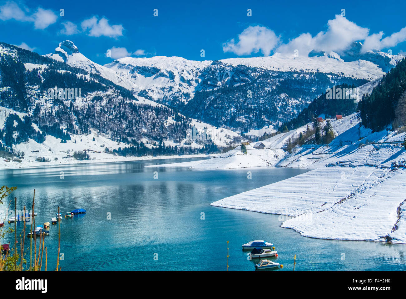 Fruhjahr Verschneiten Landschaften Rund Um Den See Wagital Wagitalersee Im Wagital Tal Im Kanton Schwyz Schweiz Stockfotografie Alamy