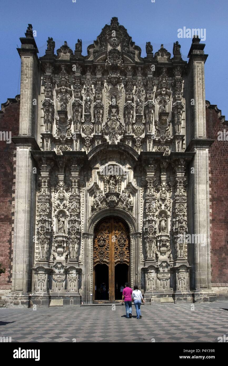 ARTE BARROCO. Mexiko. Vista del Sagrario, Anexo a la Catedral Metropolitana, con FACHADA BARROCA CON ESTIPITE. Mexiko D.F. Stockfoto