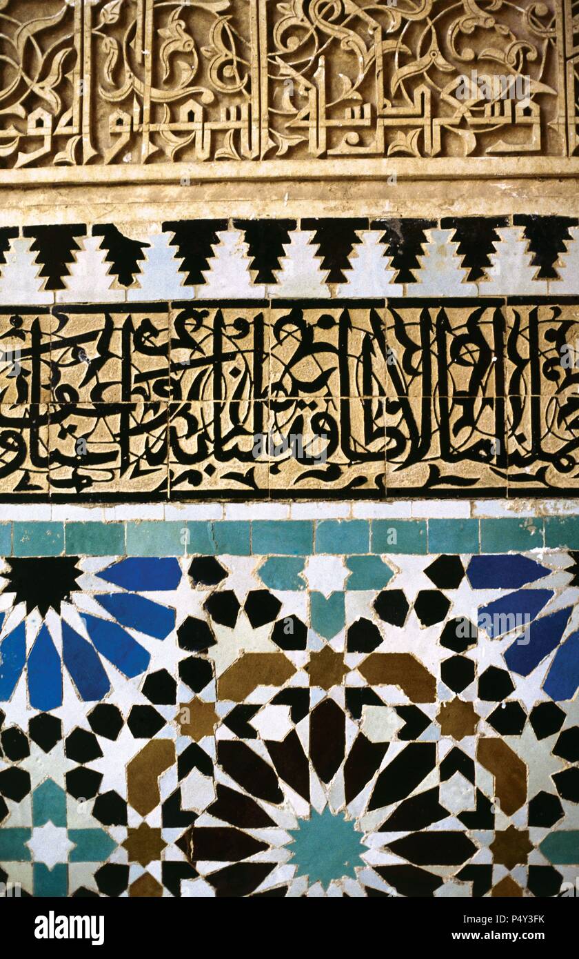 Mosaik mit arabischen und Kufischer Kalligraphie (oben) an einer Wand der Medrese. Fes. Marokko. Stockfoto