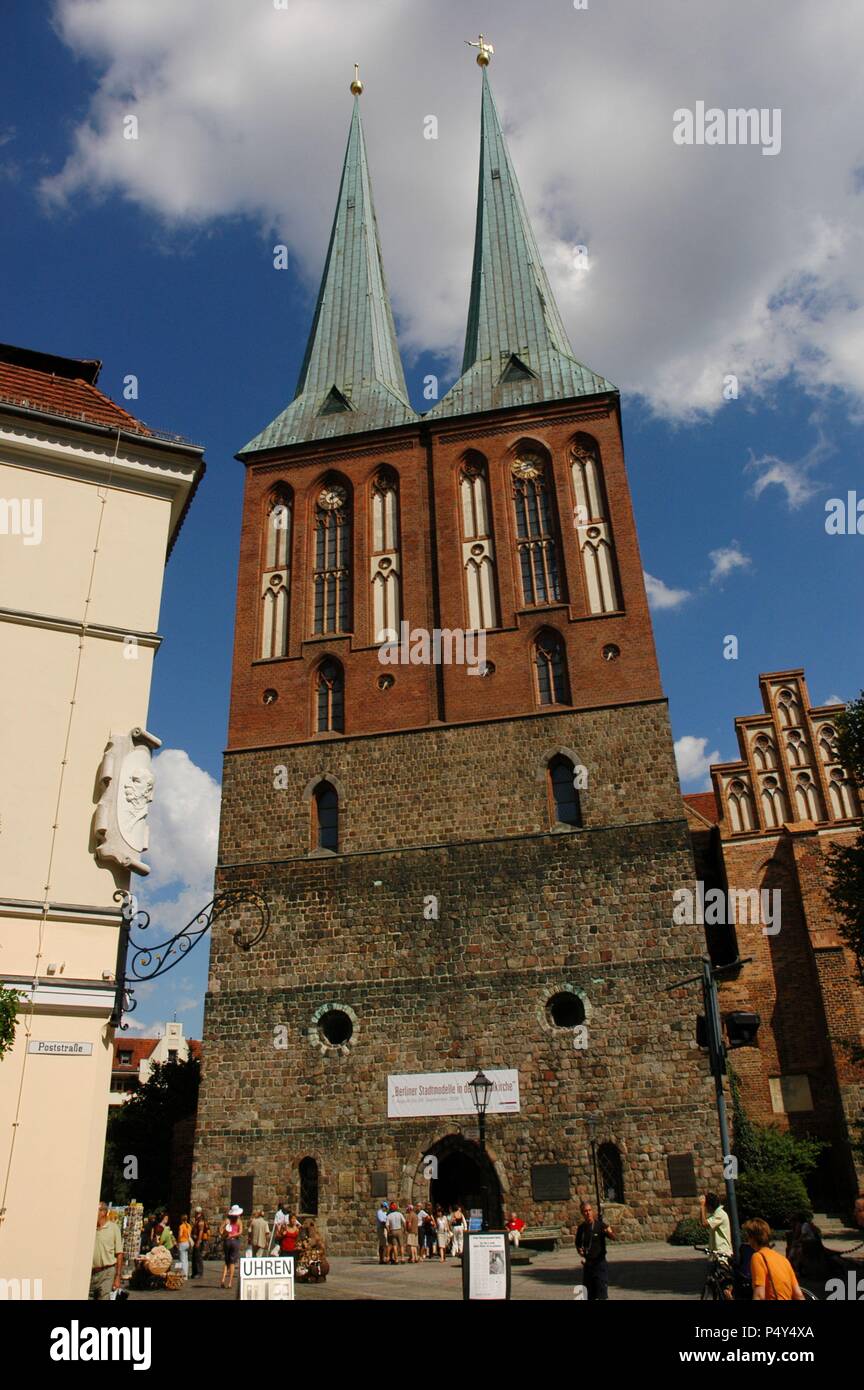 ALEMANIA. BERLIN. Iglesia de San Nicolás (Nikolaikirche), Situada en El barrio Homónimo. Fue erigida entre Los años 1220 y 1230 (S. XIII), y reconstruída Tras la II Guerra Mundial. Stockfoto