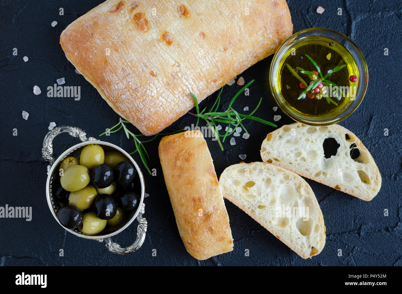 Frisch Gebackenes Brot Mit Traditionellen Italienischen Brot Ciabatta Auf Schwarzen Steintisch Mit Rosmarin Salz Olivenol Und Oliven In Scheiben Geschnitten Italienisches Essen Konzept Stockfotografie Alamy