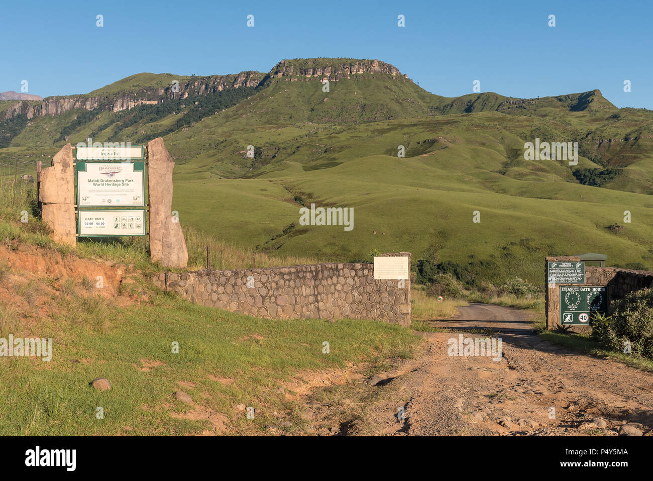 INJISUTHI, SÜDAFRIKA - 21. MÄRZ 2018: Das Eingangstor zu Injisuthi im Abschnitt Giants Castle der Maloti Drakensberg Park Stockfoto