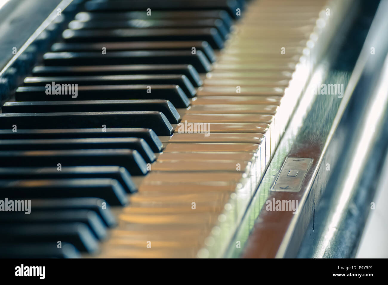 Nahaufnahme des antiken Piano elfenbein Tasten Stockfoto